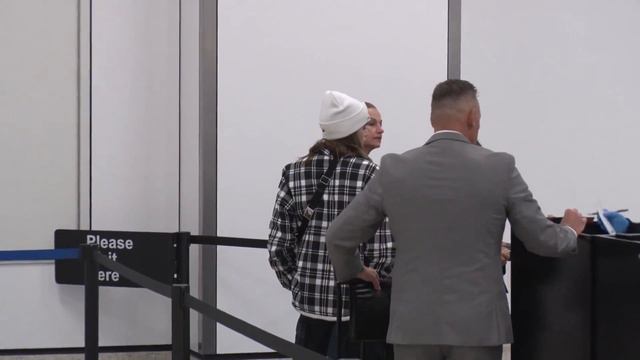 Kaia Gerber arriving at LAX airport in Los Angeles, December 2nd! смотреть онлайн