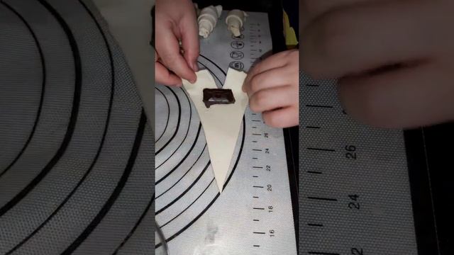 Быстрый и простой рецепт круассанов с шоколадом и нутеллой из готового слоеного теста,КРУАССАНЫ смотреть онлайн