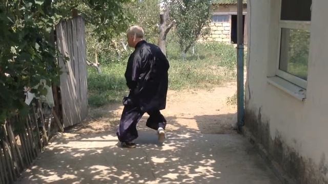 Базовая техника Синьицюань удар ногой, двойной Бэньцюань