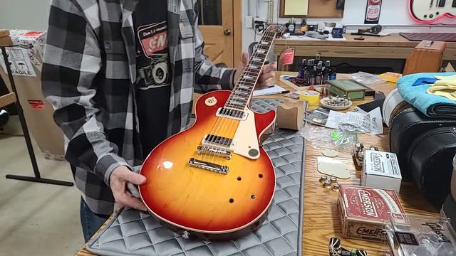 How to Drill Holes in a 2015 Gibson Cherryburst Deluxe Part #6 😱 смотреть онлайн
