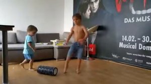 Мишкины истории. Братья зажигают. 4 года и 2 года
