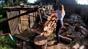 Девушка пилит дрова/девушка и дровокол/ колка дров/ заготовка дров