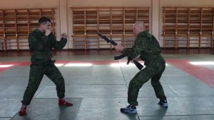 сдача физо Упражнение № 27 обезоруживание противника при уколе штыком с уходом влево