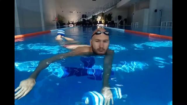 Упражнения c гантелями | Не серьёзное плавание смотреть онлайн