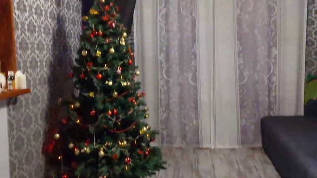 Нарядили красавицу🙈 Когда в доме маленькие дети, то новый год приходит раньше ❄🎉