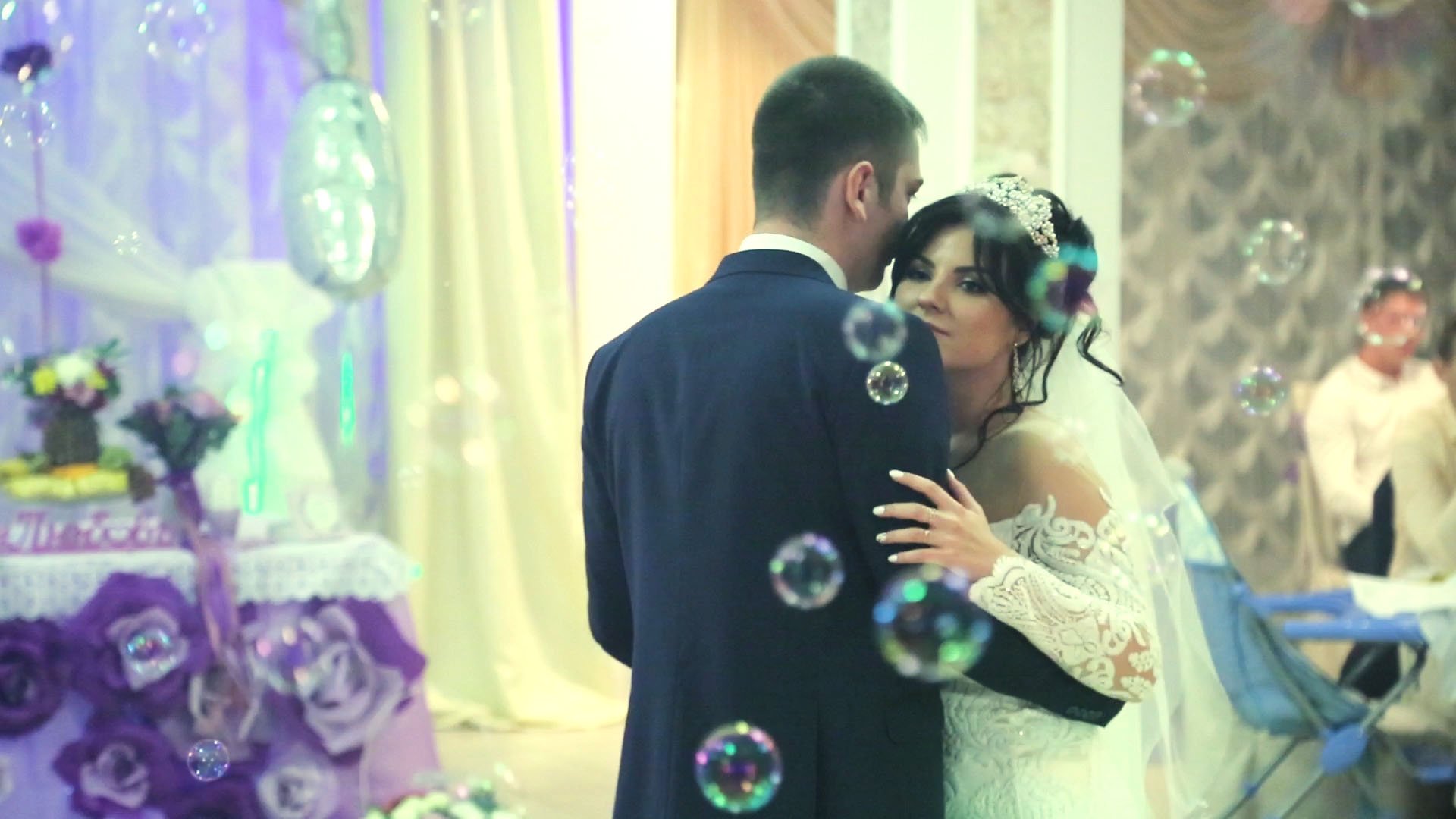 Симпатичная пара молодожёнов в своём первом танце на свадьбе смотреть онлайн