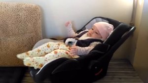 Незаменимая автолюлька не только в дороге, но и дома // дочка в 4 месяца раскачивается в автолюльке