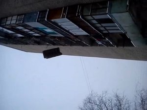 В Рязани грузчики скинули диван с шестого этажа.