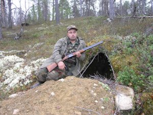 Остался ждать медведя ночью в зимовье.