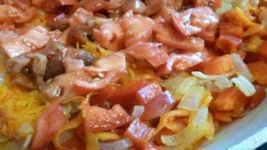 Красная рыба под овощами в духовке