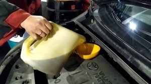 Заливаем моторное масло Татнефть ПАО (Tatneft PAO) 5w30 в Toyota Verso 2014, 1.8 бензин