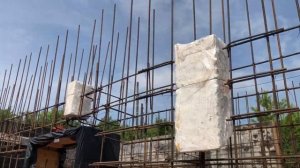 Видео №5. Дом в стиле конструктивизм.  Опалубочные работы по стенам подвала.