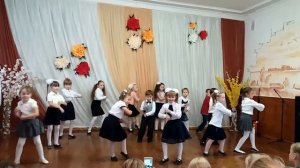 Васильки  танец "Учат в школе"