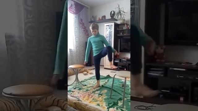 Шпагат на стульях 1 минуту смотреть онлайн