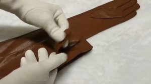 Длинные женские перчатки из кожи прессованной на плюше