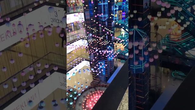 Дети Гуляет по Торговому Центру в Москве / Торговый центр Европейский / Лучший торговый центр Москв смотреть онлайн