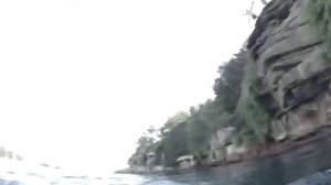 Неожиданная встреча с акулой после прыжка со скалы в воду