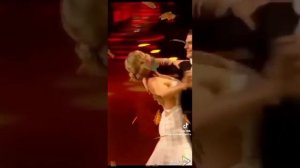 Однажды ветер пригласил на танец листья...