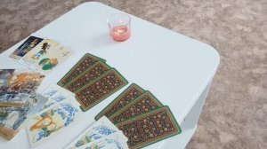 Как он реагирует на мой игнор? Как мужчина переживает моё молчание? | Расклад Таро