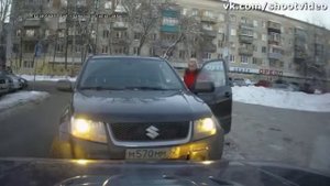 Курица, как же ты курица! Но кто же так паркуется!