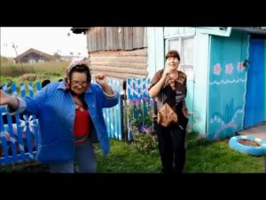 А девки попами виляют. Обалденный ролик.
