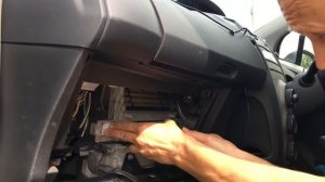 Cabin air filter installation Toyota Yaris. Замена салонного фильтра на Toyota Vitz за 2 минуты