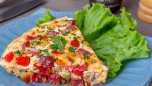 Готовлю омлет с колбасой, кабачками, помидорами и сладким перцем