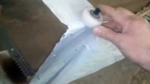 Чистка снега с крыши или простой инструмент для уборки снега с крыши.