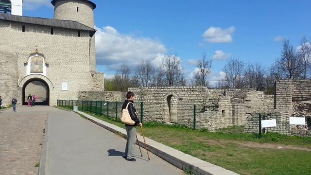 Довмонтов город. Псков. Возле псковского кремля.