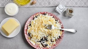 Простой салат с шампиньонами жареными