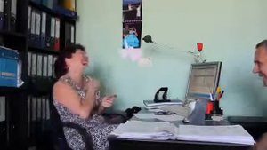 Парень рассмешил девушку до слез