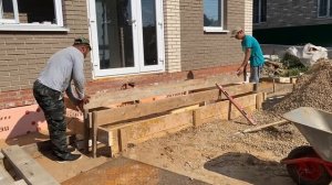 Благоустройство прилегающей к дому территории. Бетонное крыльцо, отмостка.
