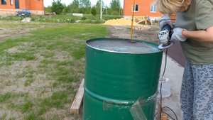 Вскрываю  металлическую  бочку  болгаркой