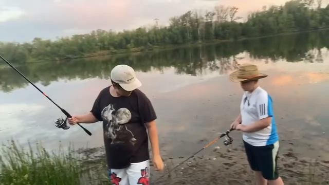 www.Sun64.ru: Дети с утра ловят рыбу/19.08.21 смотреть онлайн