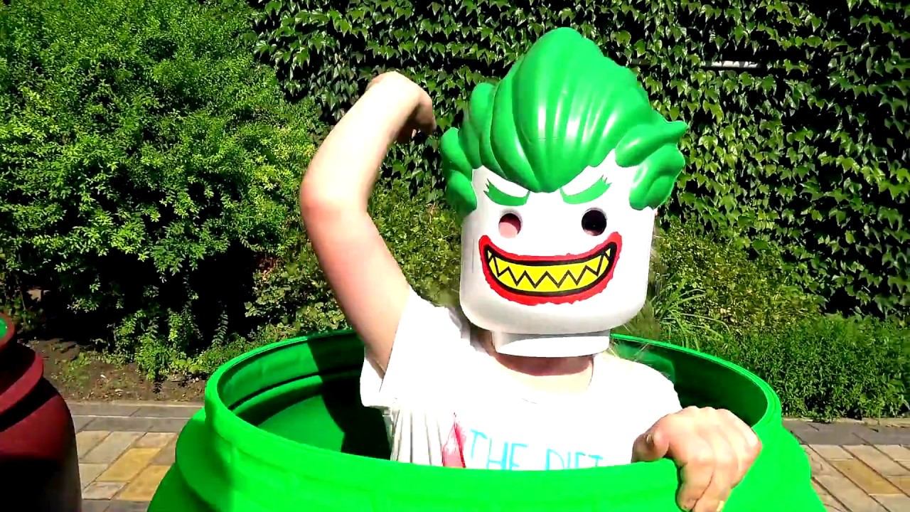 Настя прячется в цветных бочках и смешит масками героев из мультиков смотреть онлайн