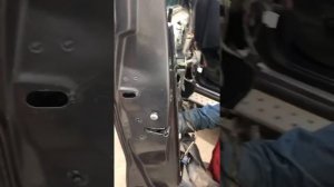 Что делать если на BMW плохо открывается дверь ❓