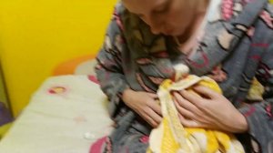 Кубинский амазон Аркаша пьет лекарство