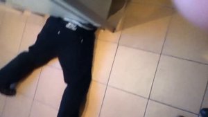 Пацан застрял в туалете
