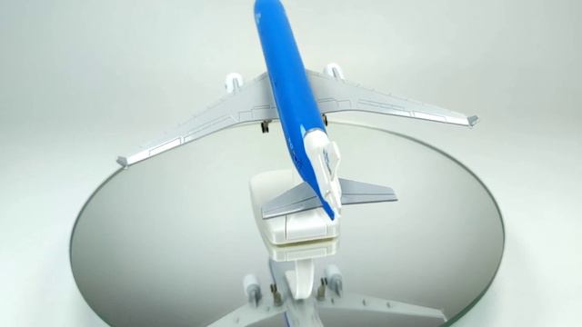 Модель самолета McDonnell Douglas MD-11 KLM 21 см (с шасси) смотреть онлайн