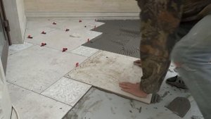 Укладка керамогранита  на открытом балконе.