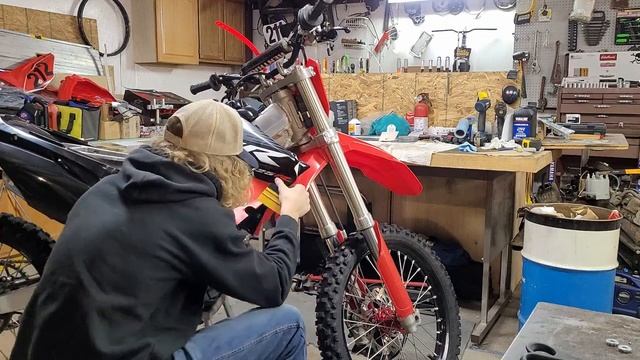 Rebuilding my cr125! смотреть онлайн