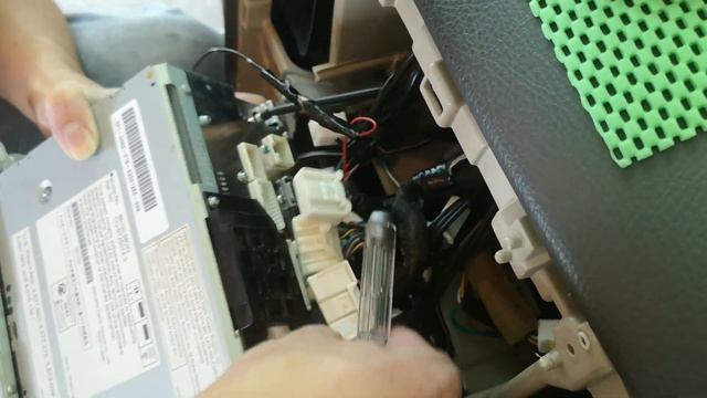 Toyota Alphard ANH10 2006 to 11 Remove Dashboard Headunit Change Android Player with Canbus Socket смотреть онлайн