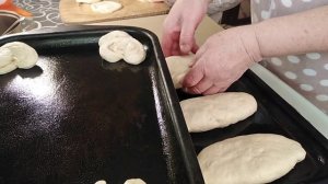 8 апреля 2022г. высаживаем томаты МАМА ПЕЧЁТ ПИРОГИ С ПОМОЩНИЦЕЙ