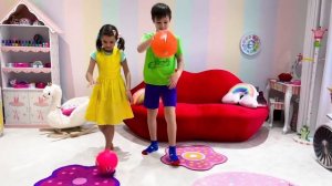 Катя и Макс устроили рыбалку прямо в доме