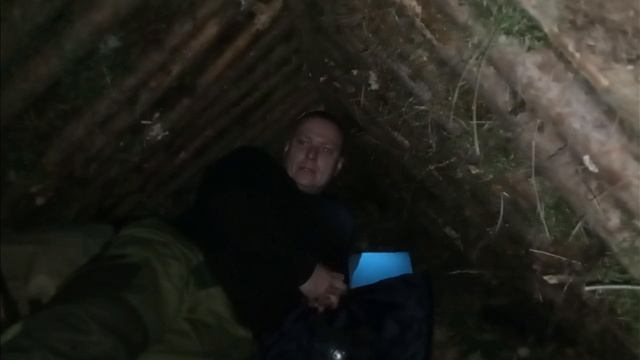 ОДИНОЧНАЯ  НОЧЁВКА В ОСЕННЕМ ЛЕСУ В САМОДЕЛЬНОМ УКРЫТИИ У КОСТРА. РАЗБОР ПОЛЁТОВ ПО ЗЕМЛЯНКЕ.