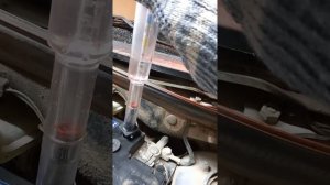 Проверяем плотность электролита в аккумуляторе.