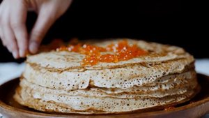 Кому категорически нельзя есть красную икру и чем она вредна?