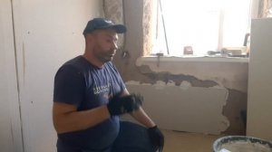 Как своими руками обклеить крЫвущие стены из самана гипсокартоном. Построй!КА