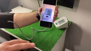 НИКОГДА не измеряй ТАК артериальное давление тонометром! Иначе результаты могут быть неправильными!