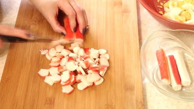 Салат с крабовыми палочками.Вкусный салат!